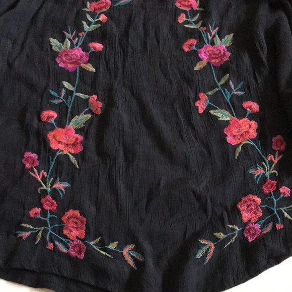 umgee- embroidered, floral Top- M - Picture 6 of 10